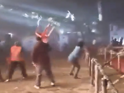 Mob attacks Bangladesh school concert | बांग्लादेश के स्कूल कॉन्सर्ट में  भीड़ का हमला: ईंट-पत्थर और कुर्सियां फेंकी, स्कूली छात्र समेत 20 घायल; जबरन  घुसने से ...