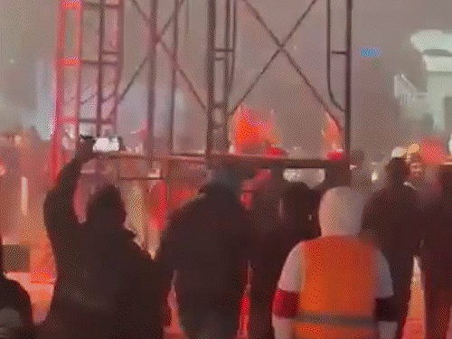 बांग्लादेश में शुक्रवार को एक स्कूल के समापन समारोह में भीड़ ने ईंट-पत्थर फेंके।