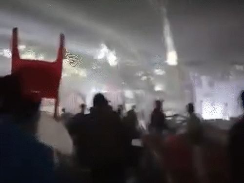 भीड़ के हमले के बाद स्कूल में अफरा-तफरी मच गई। बैंड और बच्चों को सुरक्षाकर्मियों ने बाहर निकाला।