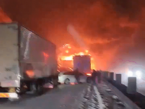 जापान में बर्फीले मौसम के कारण शुक्रवार देर रात सड़क हादसा हुआ।