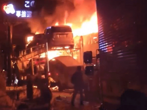 हादसे में एक बुजुर्ग महिला की मौत हो गई, जबकि 26 लोग घायल हो गए।