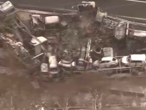 बर्फीले मौसम के कारण इलाके में विजिबिलिटी कम थी, जिसके चलते टक्कर हुई।