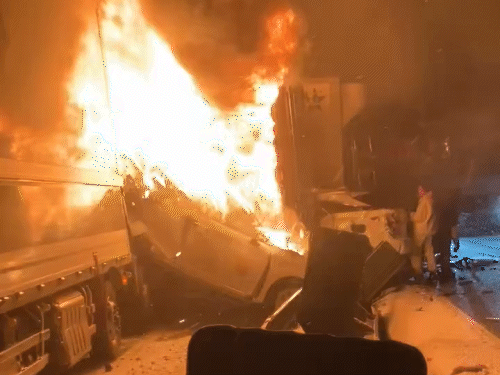 हादसे में 50 से ज्यादा आपस में टकरा गईं।