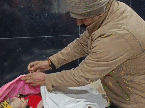 Uttar Pradesh Varanasi PCS Officer 2 children died cold angithi update  video | PCS अफसर के बेटा-बेटी, सास समेत 4 की मौत: कमरे में अंगीठी जलाकर  सोए, वाराणसी से छुट्टियां मनाने बिहार