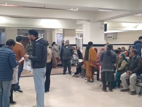 IGMC की मेडिसिन OPD के बाहर उपचार के लिए अपनी बारी का इंतजार करते हुए मरीज।