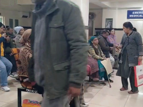 सिमला IGMC की मेडिसिन OPD के बाहर बैठे मरीज।