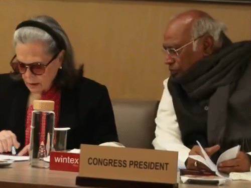 मीटिंग में मौजूद सोनिया गांधी, राहुल गांधी और मल्लिकार्जुन खड़गे।