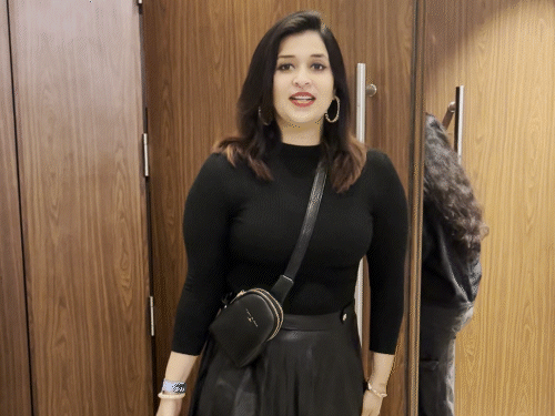 एपी के कॉन्सर्ट में एक्ट्रेस मनारा चोपड़ा भी स्पॉट की गईं।