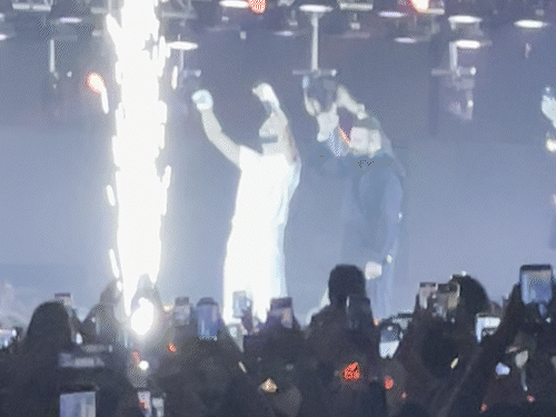 संजय दत्त को स्टेज पर एपी के गानों पर झूमते और फैंस को ग्रीट करते देखा गया।