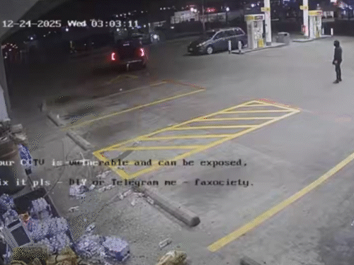 दूसरा चोर गाड़ी स्टार्ट करता है और ATM शीशा तोड़ते हुए बाहर आ जाती है।