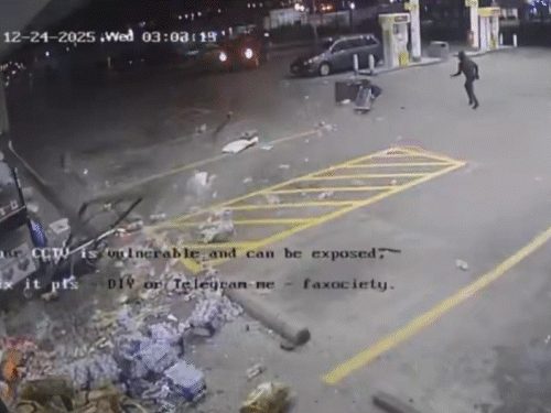 ATM मशीन दूसरी गाड़ी में फंस जाती है, जिससे केबल निकल जाता है। चोर कुछ दूरी पर गाड़ी और मशीन छोड़ कर भाग गए।