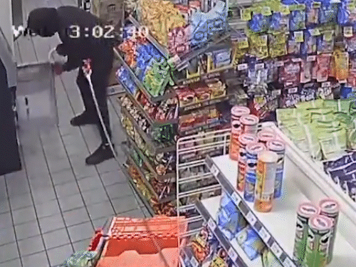 टेक्सास में दो चोरों ने कन्विनियंस स्टोर से ATM मशीन चुराने की कोशिश की।