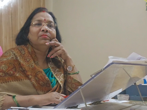 ये KDS पब्लिक स्कूल की प्रिंसिपल सुशीला हैं। काम इनके बेटे अभिजीत भी देखते हैं। अभिजीत ने 65% कमीशन की बात स्वीकार की है।