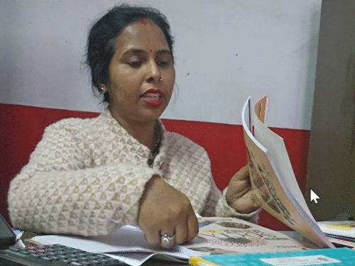 प्रिंसिपल स्वाति ने किताबें देखीं। बोलीं- अगर 40 से 50% मिल रहा है, तो यह काफी अच्छा ऑफर है।