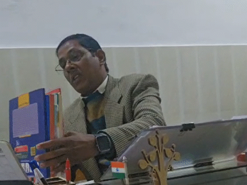 ये प्रिंसिपल एपी सिंह हैं। किताबें रखते हुए बोले चर्चा मत करिएगा।