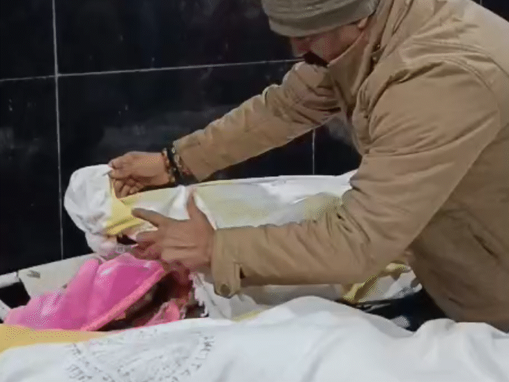 PCS अफसर विजय सिंह बार-बार कफन उठाकर अपने बच्चों का चेहरा देखते रहे।