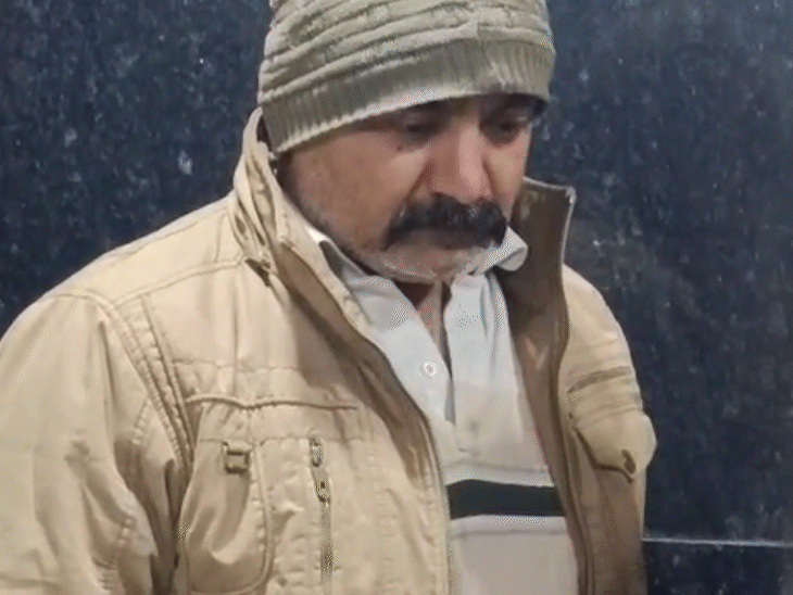 अपने दोनों बच्चों का शव देख PCS अफसर विजय सिंह फफक कर रो पड़े।