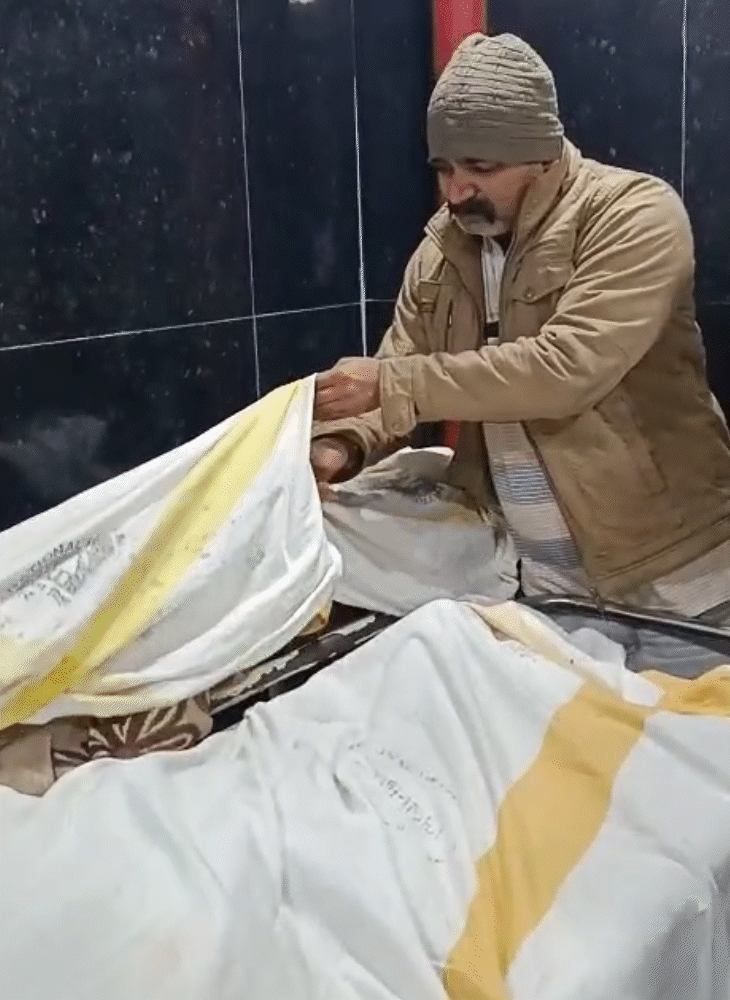 आंसुओं से भरे आंखों से अपने दोनों बच्चों का चेहरा निहारते पिता।