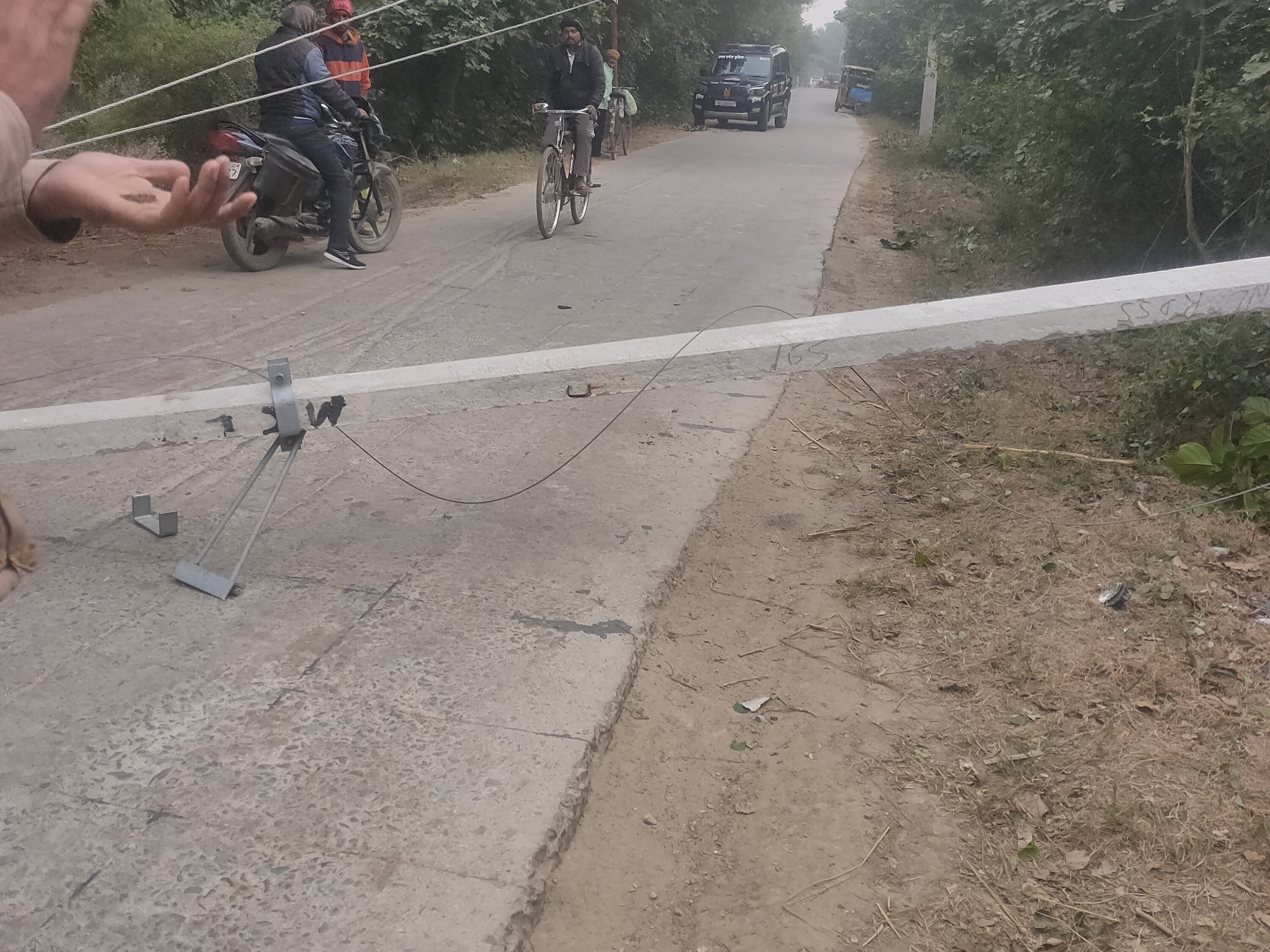 A young man collided with an electric pole and was seriously injured.