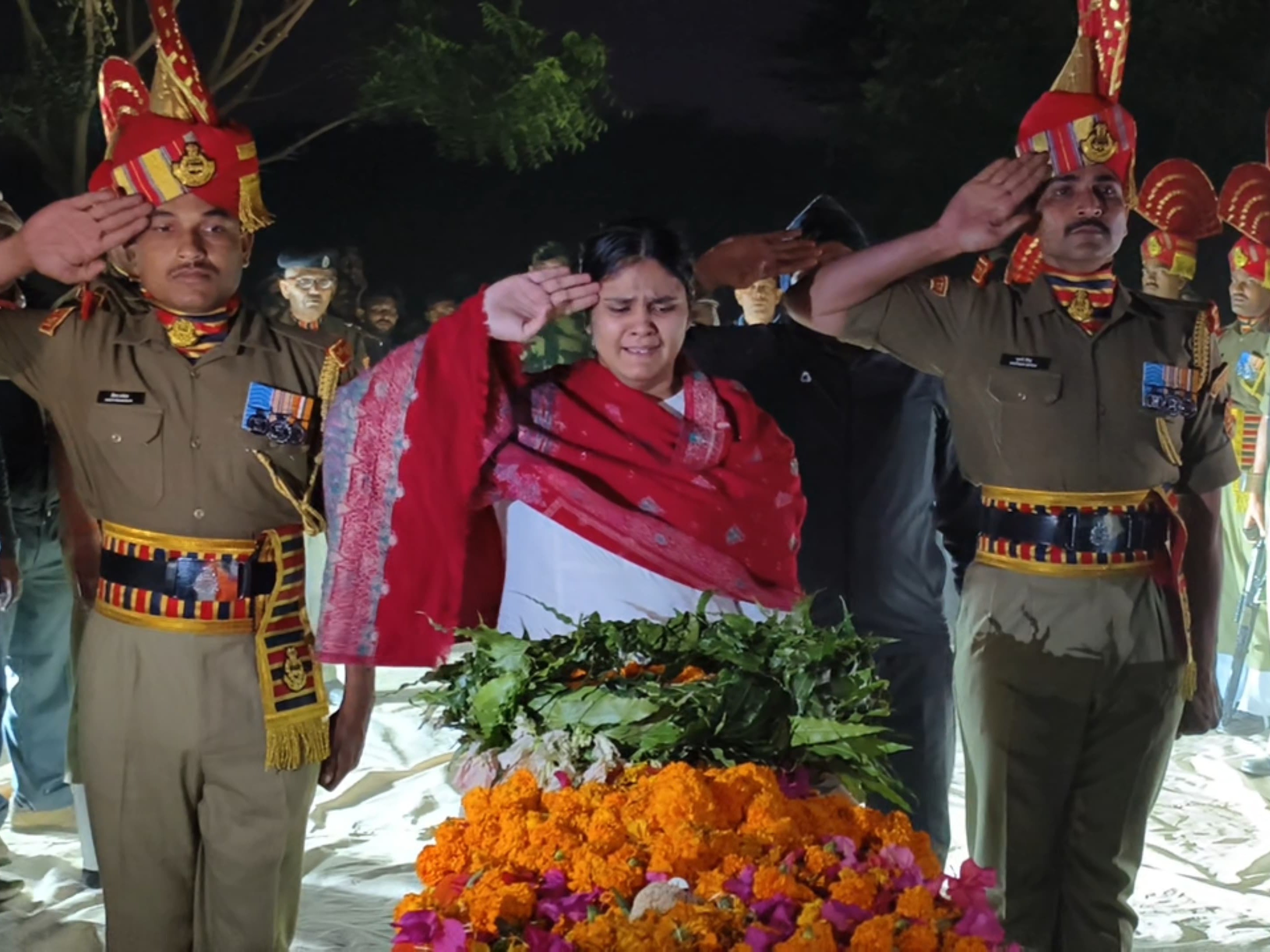 मां, पत्नी सरिता देवी और बेटी नंदिनी गहरे शोक में डूब गए।