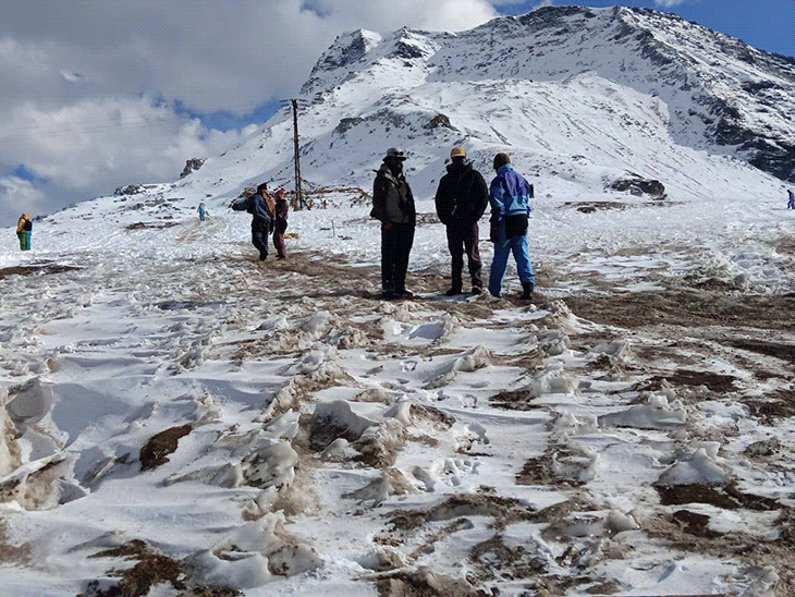 रोहतांग पास में बर्फ के बीच मौज मस्ती करते हुए टूरिस्ट।