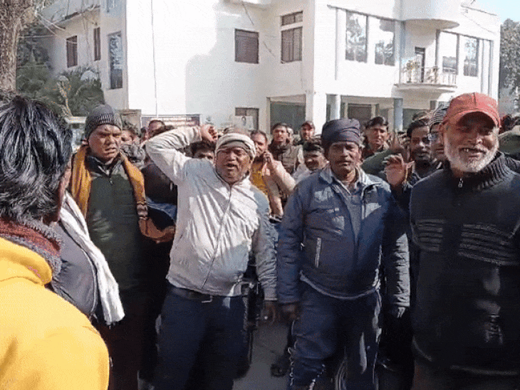 Safai Karamcharis on strike today in Rewa | रीवा में आज सफाई कर्मचारियों की हड़ताल: मांगों को लेकर निगम कार्यालय में नारेबाजी, शहर में साफ-सफाई ठप - Rewa News | Dainik ...