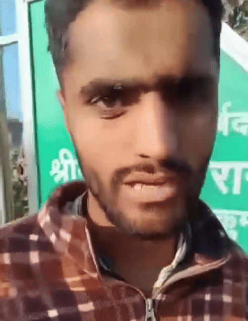 वीडियो बना रहा व्यक्ति जब वेंडर से वंदे मातरम् बोलने के लिए कह रहा था, जब वेंडर इसका विरोध कर रहा था।