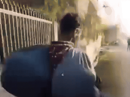 कश्मीरी वेंडर युवक अपना सामान उठाकर वहां से चला गया। वीडियो बना रहा व्यक्ति इस दौरान भी उसे गालियां देता रहा।