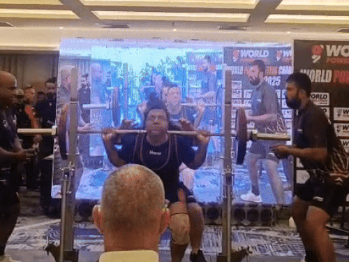 तस्वीर श्रीलंका में हुए इंटरनेशनल टूर्नामेंट की है। इसमें डॉ. दीपक ने कुल 442 किलोग्राम के साथ तीन कैटेगरी में गोल्ड मेडल जीते थे।