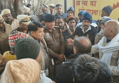 हत्या के बाद अस्पताल में मौजूद परिजन और ग्रामीण व बातचीत करते डीसपी।