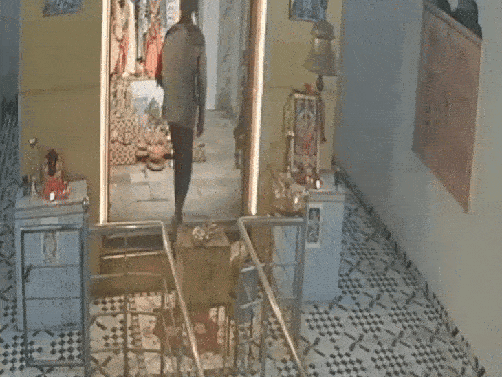 मंदिर में प्रवेश से पहले बैग उतारता दिखा चोर।