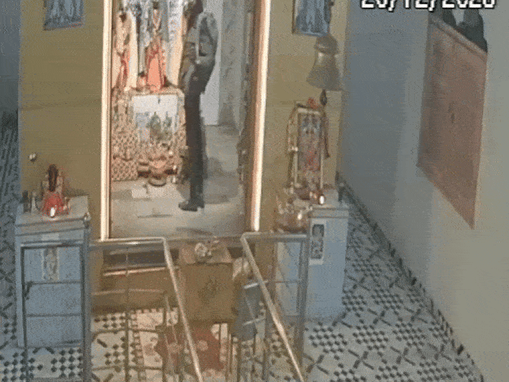 भगवान की परिक्रमा कर चुराया मुकुट।