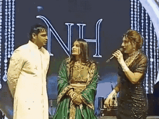 नीरज और हिमानी से सवाल पूछतीं एंकर।