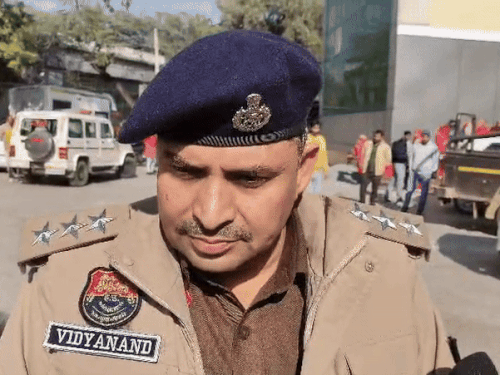 हत्या के बाद अस्पताल में घटना की जानकारी देते डीएसपी विद्यानंद।