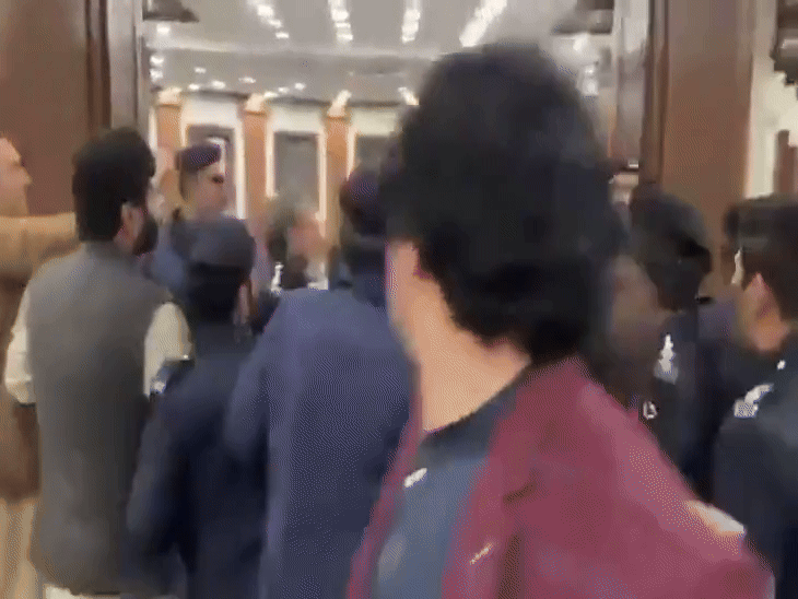 Chief Minister Afridi was entering the Punjab Assembly with his representatives, during which security personnel tried to stop them.