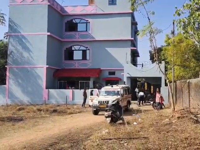 घटना की जानकारी मिलने के बाद जांच के लिए पहुंची कुनकुरी थाना की पुलिस।