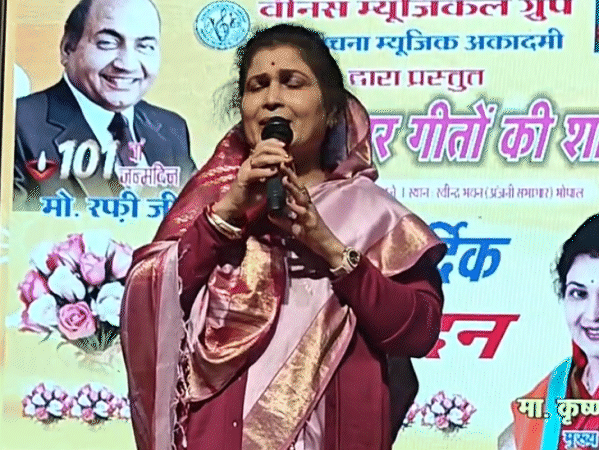 एक कार्यक्रम में गाना गाती मंत्री कृष्णा गौर।