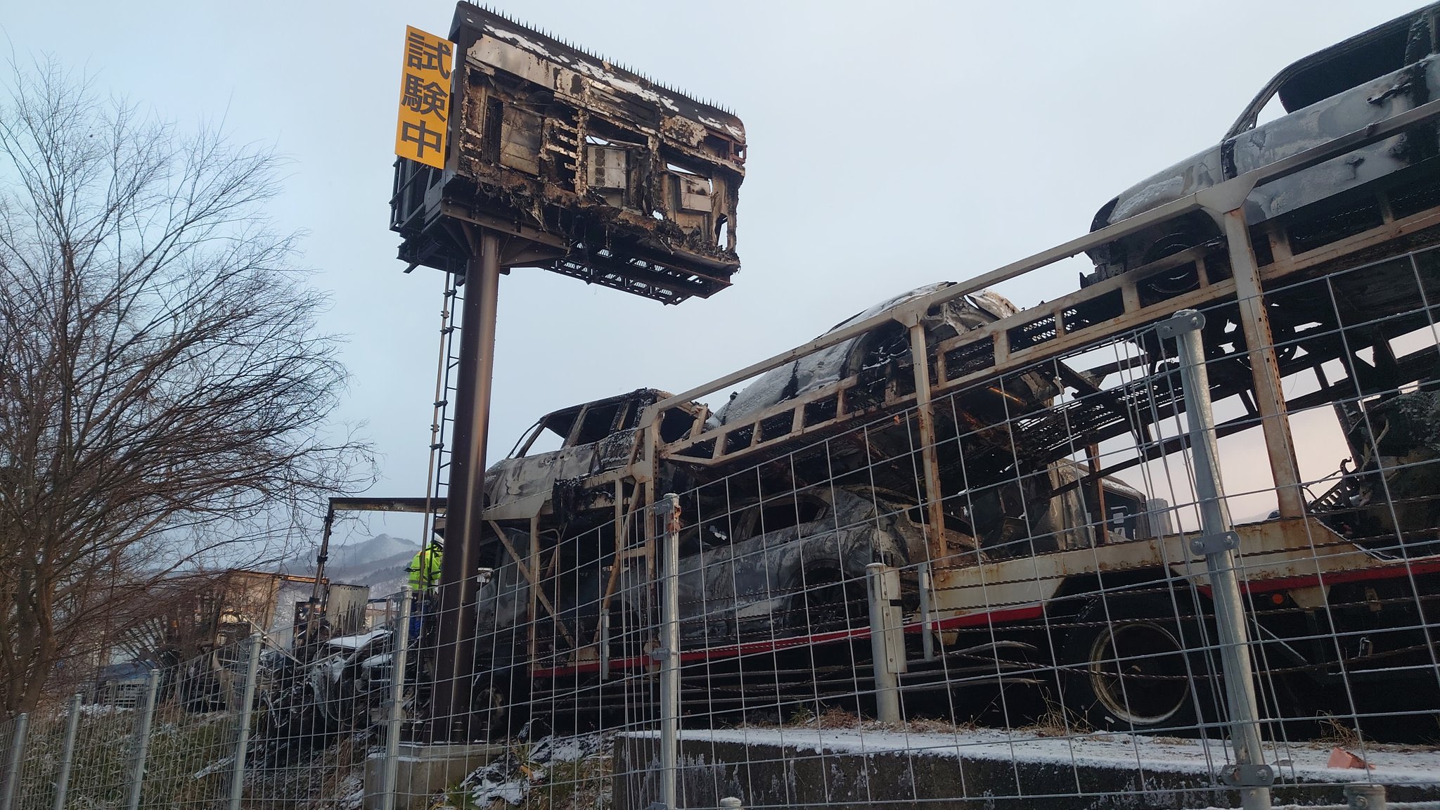 हादसे की जगह से मलबे को हटाने का काम जारी है। पुलिस ने एक्सप्रेसवे के कुछ हिस्से को बंद कर दिया।