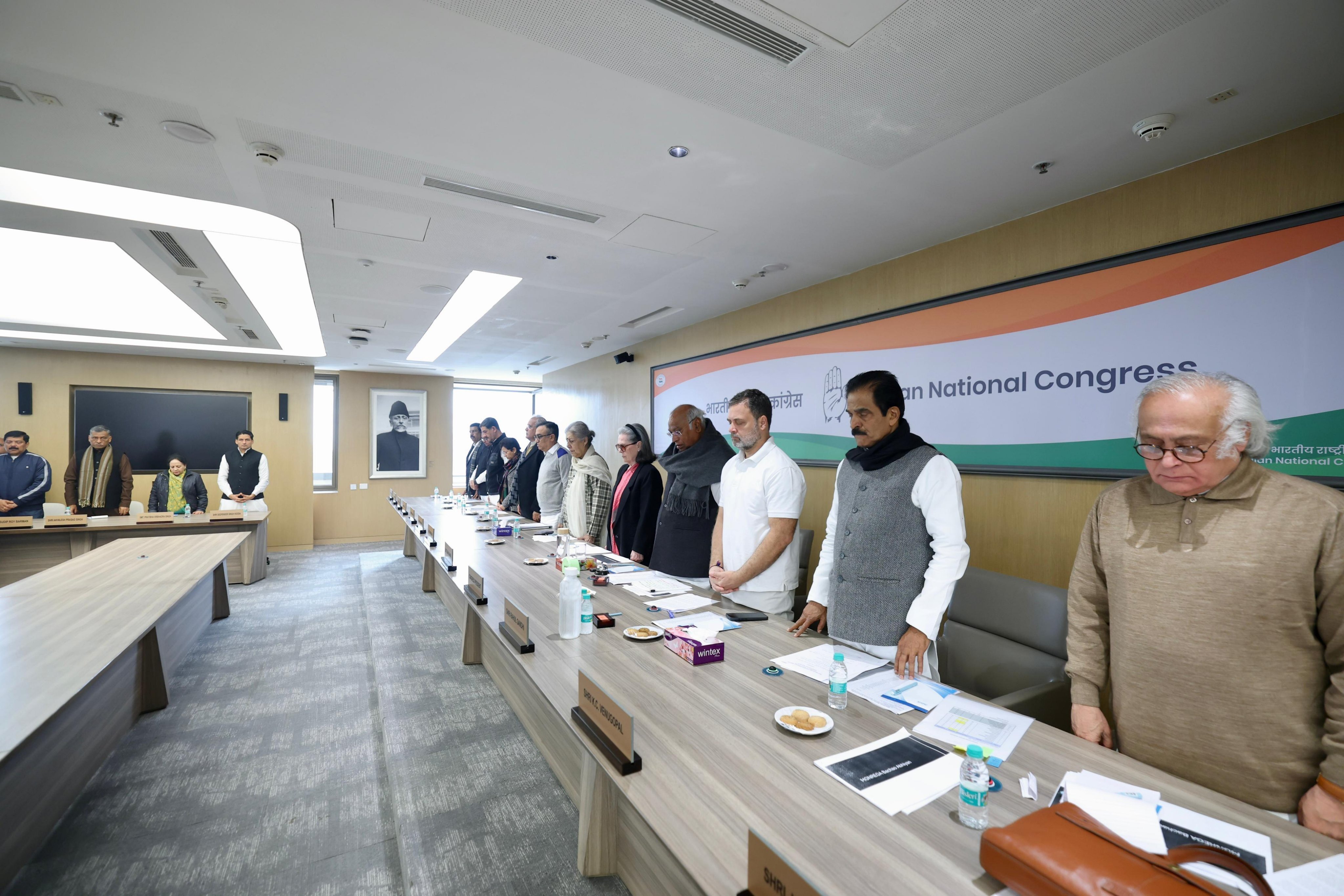 इंदिरा भवन में मीटिंग शुरू होने से पहले शिवराज पाटिल व श्रीप्रकाश जायसवाल के मौन रखा गया।