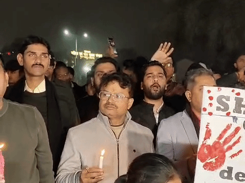 लोगों ने 'बलात्कारियों को फांसी दो' जैसे नारे भी लगाए।