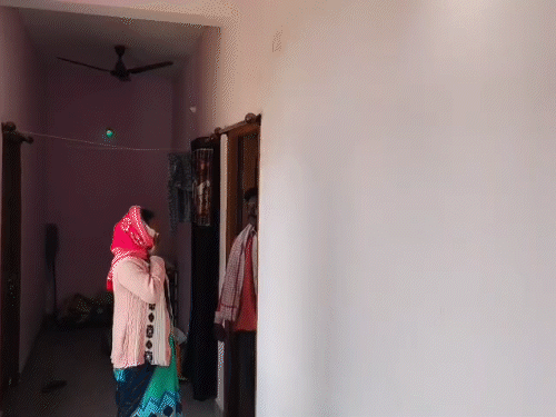 कमरे से बदबू आई तो बुजुर्ग महिला की मौत का सच सामने आया।