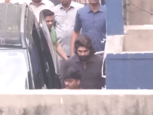 31 दिसंबर 2024 को तेलंगाना की चिक्कड़पल्ली पुलिस ने अल्लू अर्जुन को पूछताछ के लिए बुलाया था। यह फोटो उसी दिन का है। - Dainik Bhaskar