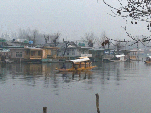 श्रीनगर में शनिवार सुबह का तापमान -2.6°C रहा। यहां तापमान में तेज गिरावट आई है।