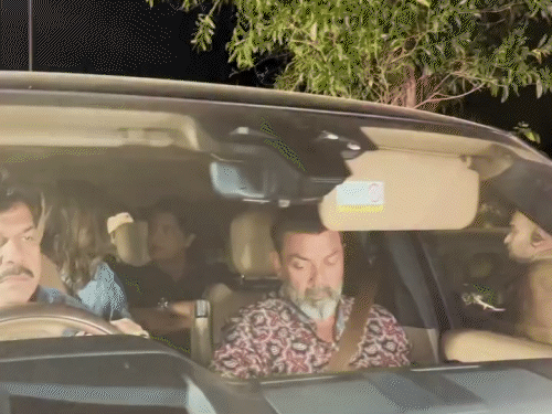 बॉबी देओल, पिता धर्मेंद्र के निधन के बाद पहली बार पब्लिकली स्पॉट हुए हैं।