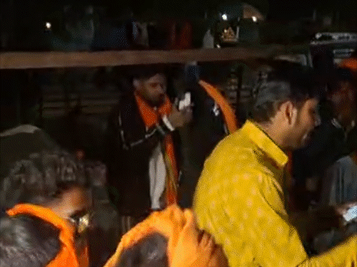 रायपुर में बजरंग दल ने तेलीबांधा पुलिस स्टेशन के सामने चक्काजाम किया। देर रात 50 से ज्यादा कार्यकर्ताओं को अरेस्ट किया है। - Dainik Bhaskar