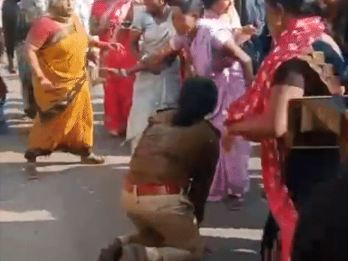 महिला थाना प्रभारी को महिलाओं ने मारी लात। जमीन पर गिर गईं अधिकारी।
