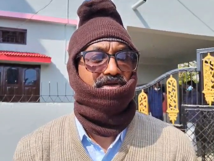 बदबू आने पर मकान मालिक दिलीप कुमार कुजूर ने पुलिस को जानकारी दी।