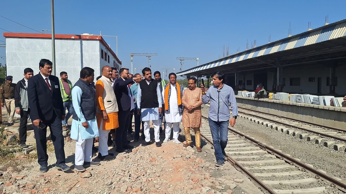 रेलवे ट्रैक का निरीक्षण करते सांसद व रेल अधिकारी।