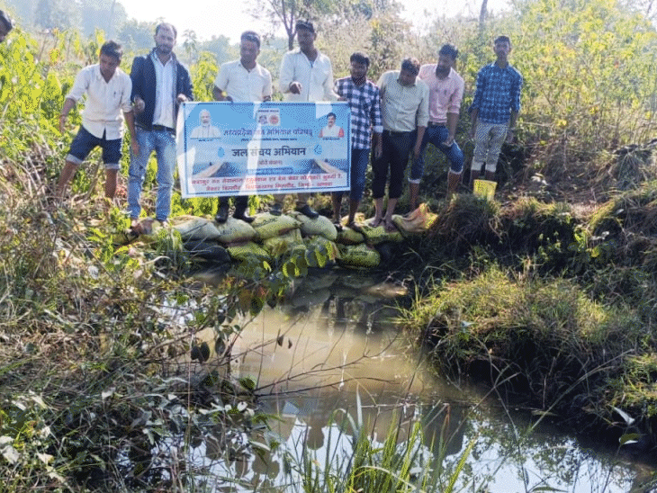 बारिश खत्म होने के तीन महीने बाद बोरी बंधान का कार्य किया जा रहा हैं।