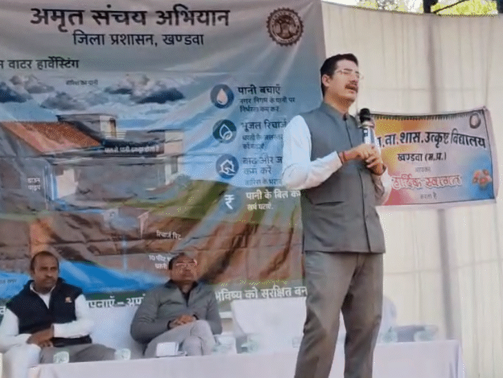 जल संचयन अभियान को लेकर स्कूल-कॉलेज में जाकर सेमिनार कर रहे कलेक्टर ऋषव गुप्ता।